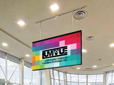 Affichage DEL double face suspendu au plafond d’une salle d’exposition