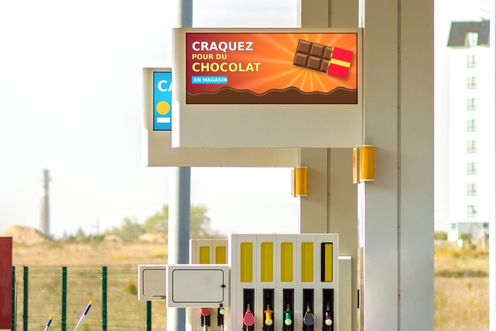 Écran DEL sur la marquise d’une station-service, au-dessus des pompes