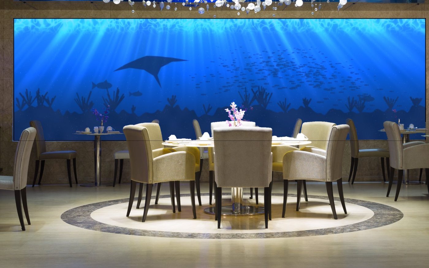 Mur vidéo DEL qui montre une scène sous-marine dans la salle à manger d’un restaurant